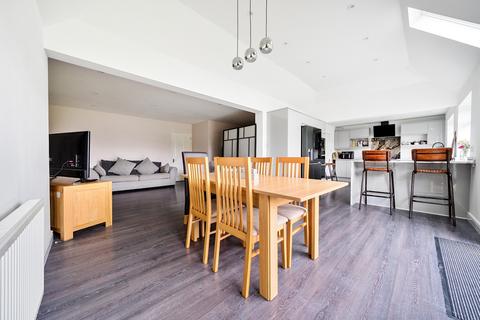 32 Wolverton Gardens, Horley, RH6 7LX