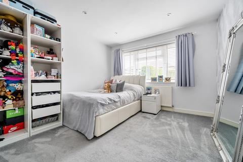 32 Wolverton Gardens, Horley, RH6 7LX