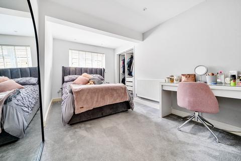 32 Wolverton Gardens, Horley, RH6 7LX