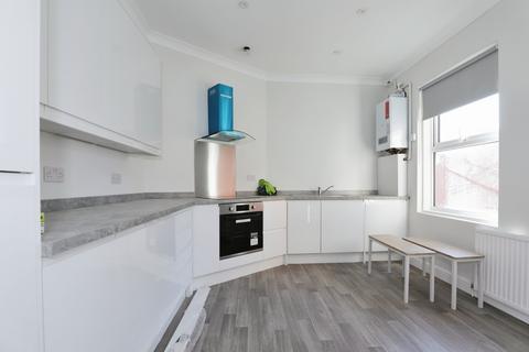 3 bedroom flat to rent, Uxbridge Road, London