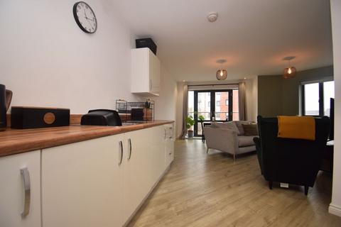 2 bedroom apartment to rent, Marina Walk, Leigh