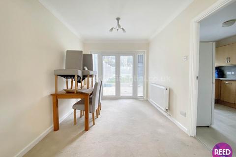 3 bedroom terraced house to rent, Dandies Chase, Leigh On Sea