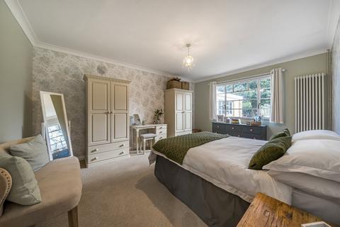Jonmari Cotswold Close, Staines-upon-thames, TW18 2DD