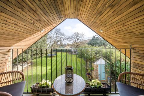 Jonmari Cotswold Close, Staines-upon-thames, TW18 2DD