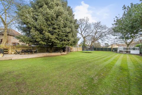 Jonmari Cotswold Close, Staines-upon-thames, TW18 2DD