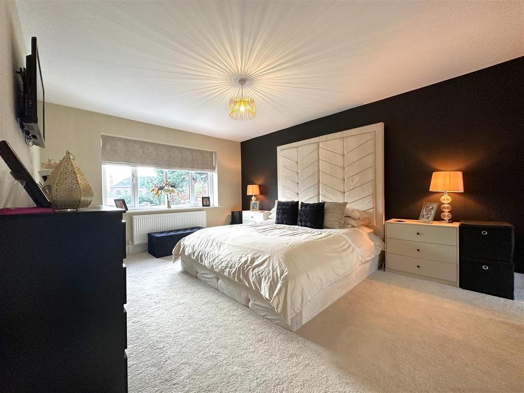 Master Bedroom 083