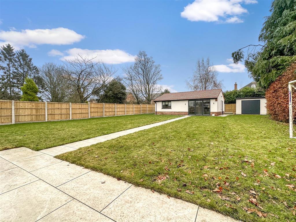 Substantial Rear Grounds With Annexe 886