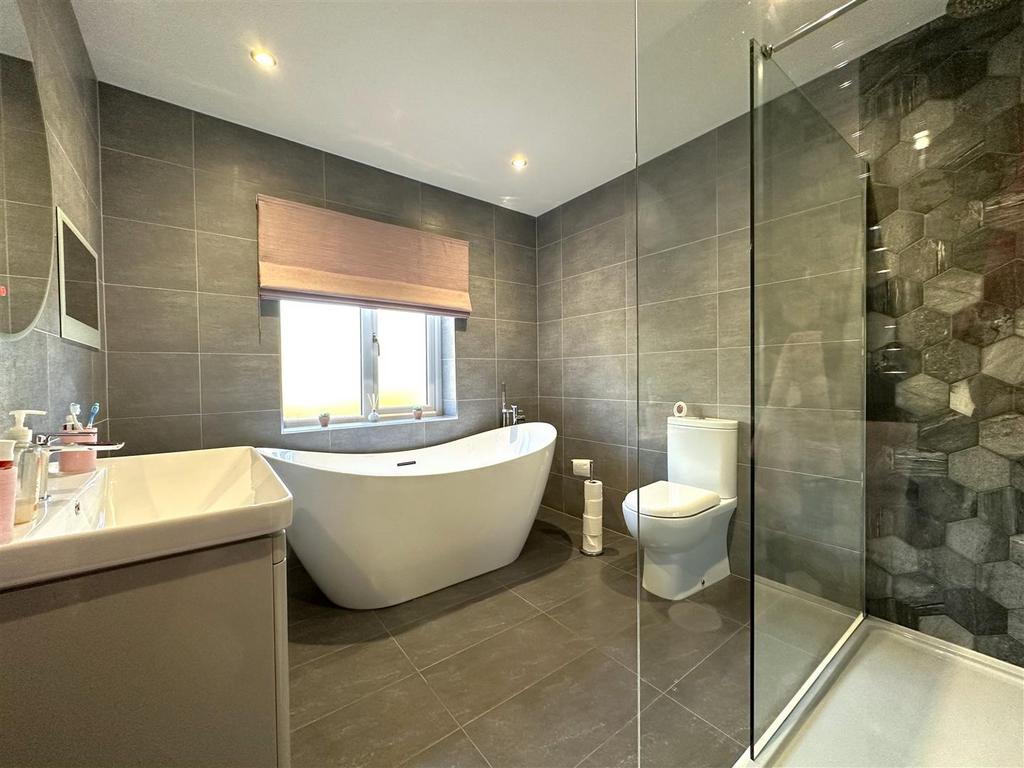 Sublime Family Bathroom 295