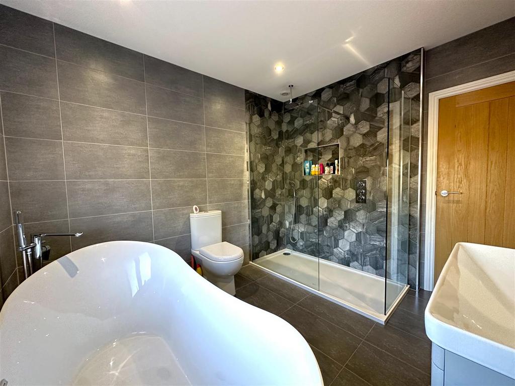 Luxurious Four-Piece Bathroom 296