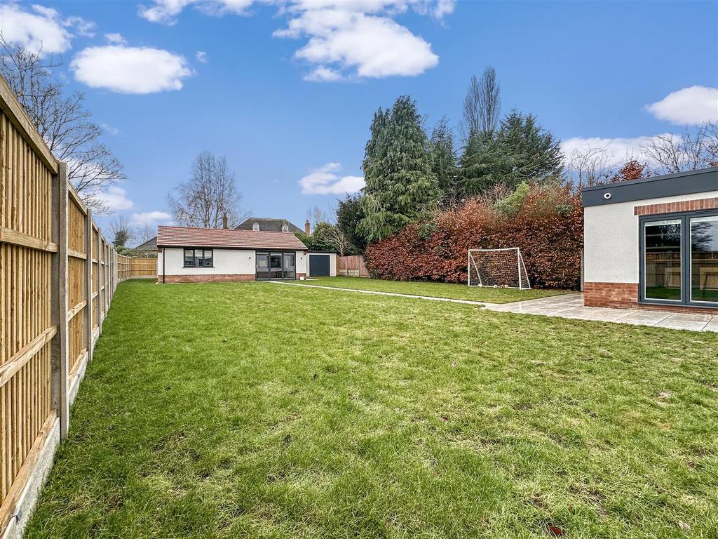 Large Private Garden 875