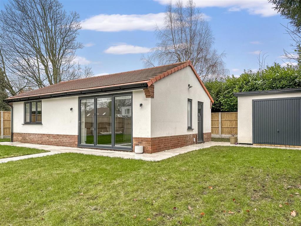 Detached annexe with garage 893