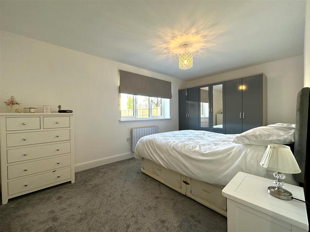 ANNEXE: Master Bedroom 210