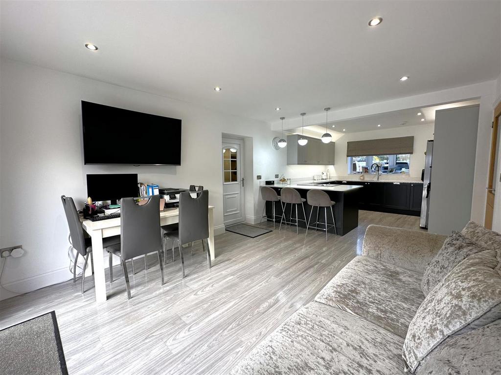 Large OPEN-PLAN Family Kitchen 143