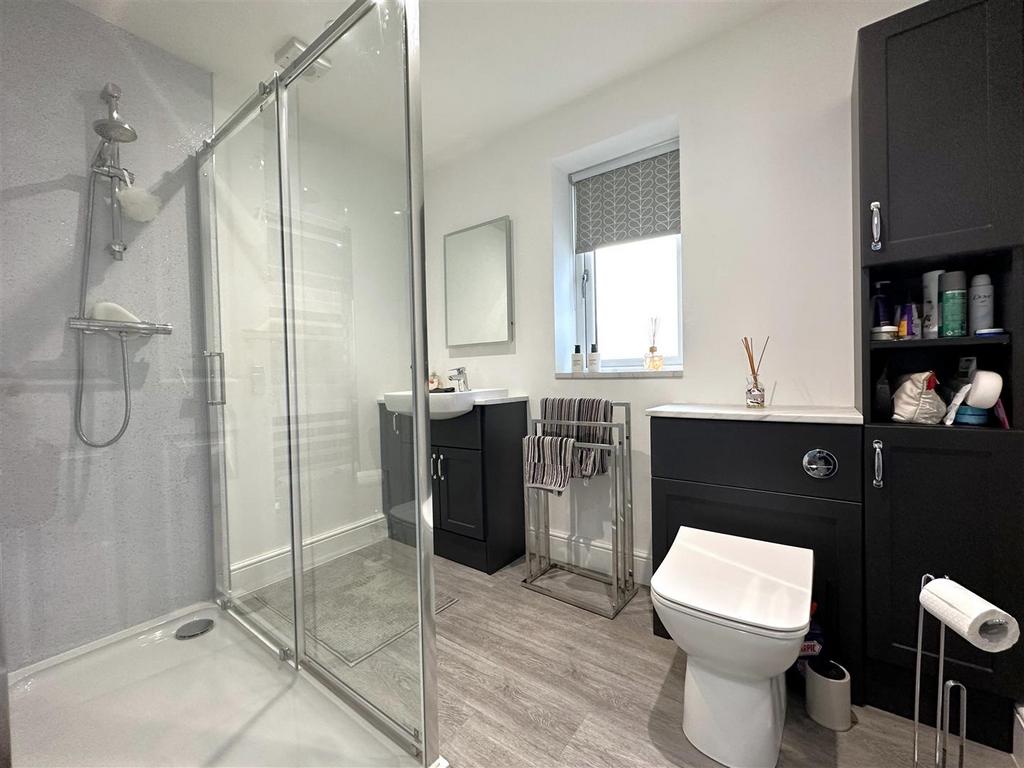 ANNEXE: Shower Room 213