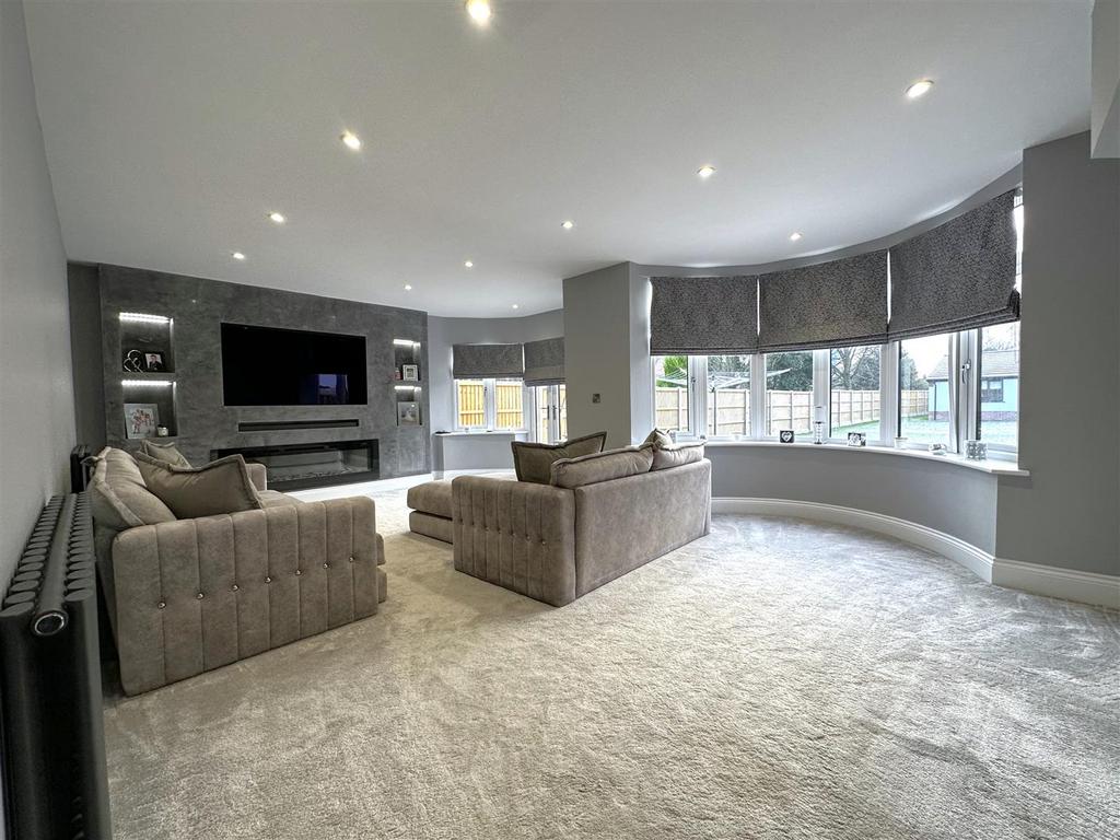 Spacious Living/ Family Room 111