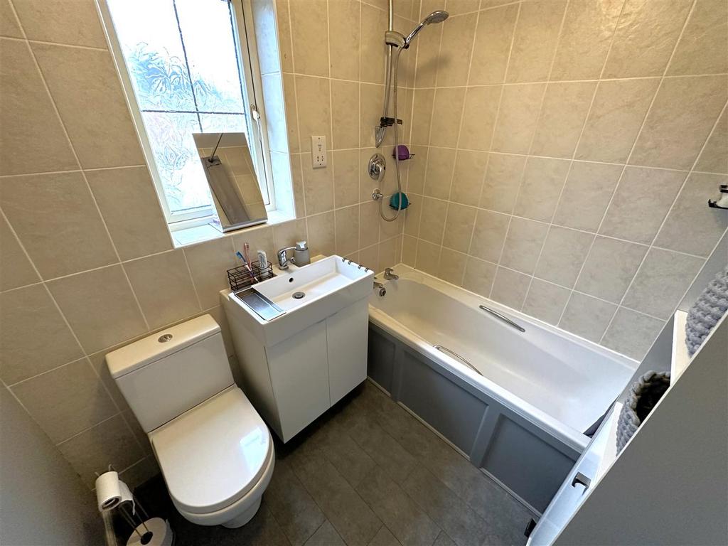 First Floor Bathroom 915