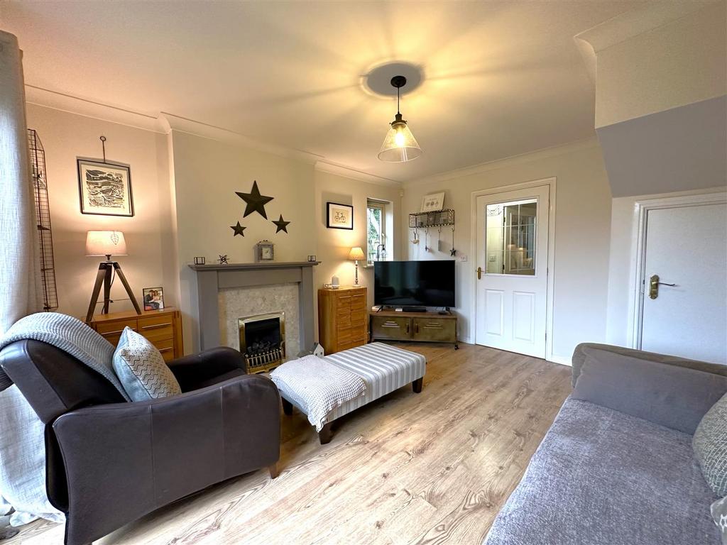 Dual-Aspect Living Room 905