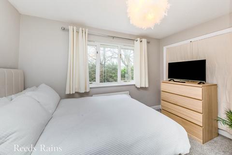 69 Bishopton Drive, Macclesfield, SK11 8TS