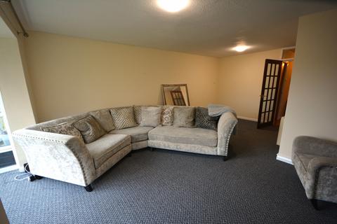 2 bedroom flat to rent, Heywood Court, Middleton, M24 4RR