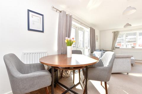 2 bedroom flat for sale, Shetland Close, Cranleigh, Surrey