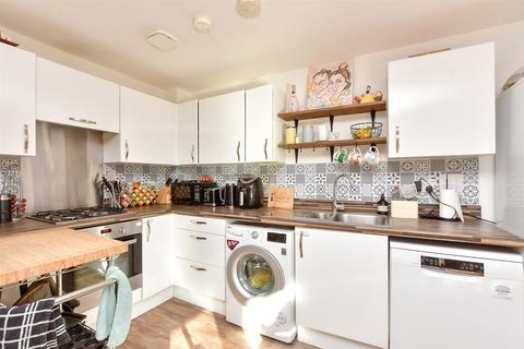 2 bedroom flat for sale, Shetland Close, Cranleigh, Surrey