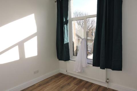 Studio to rent, Turnpike Lane, London