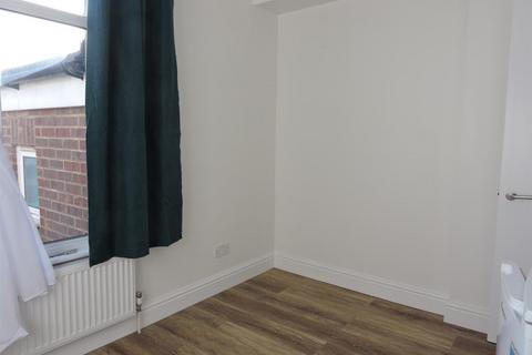 Studio to rent, Turnpike Lane, London