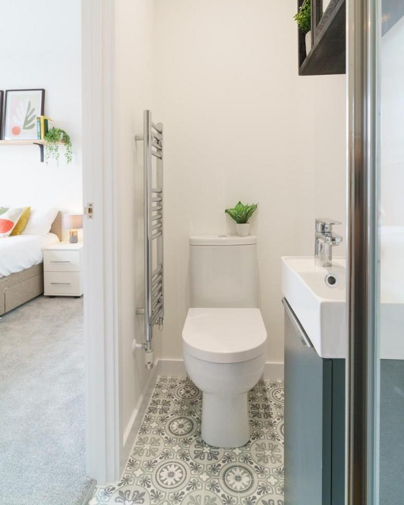 Bathroom, Room 7