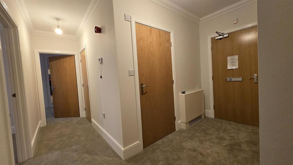 26 Middleton Woods - Entrance Hall.jpg