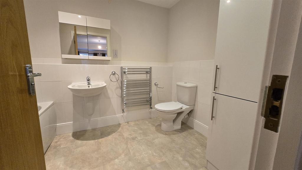 26 Middleton Woods - En-suite.jpg