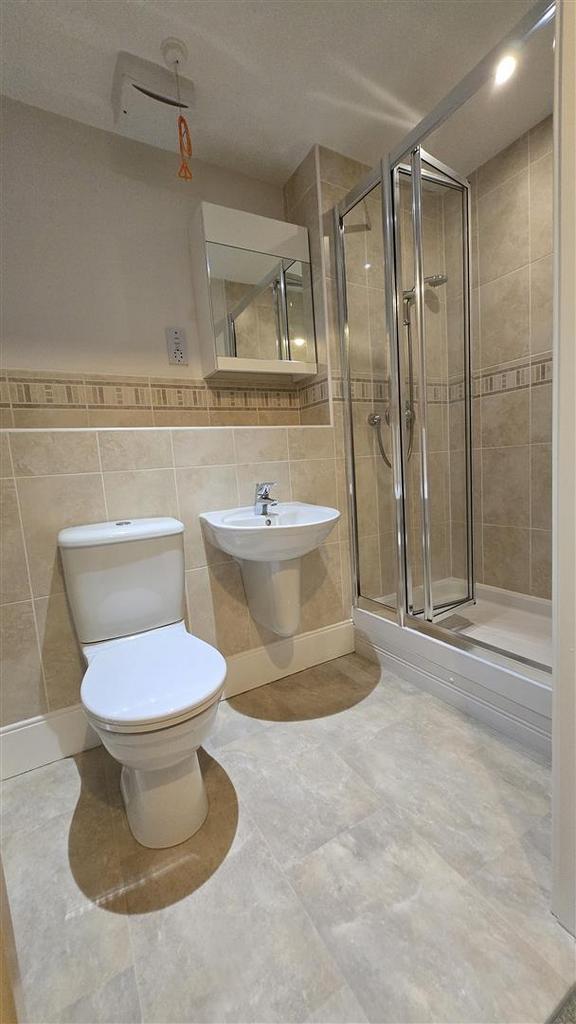 26 Middleton Woods - Guest shower room.jpg