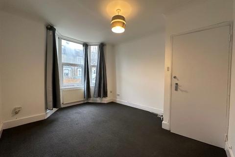 2 bedroom flat to rent, Coopersale Road, London E9