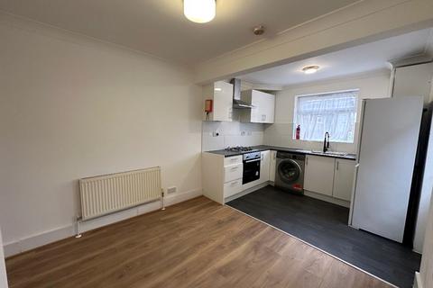 2 bedroom flat to rent, Coopersale Road, London E9