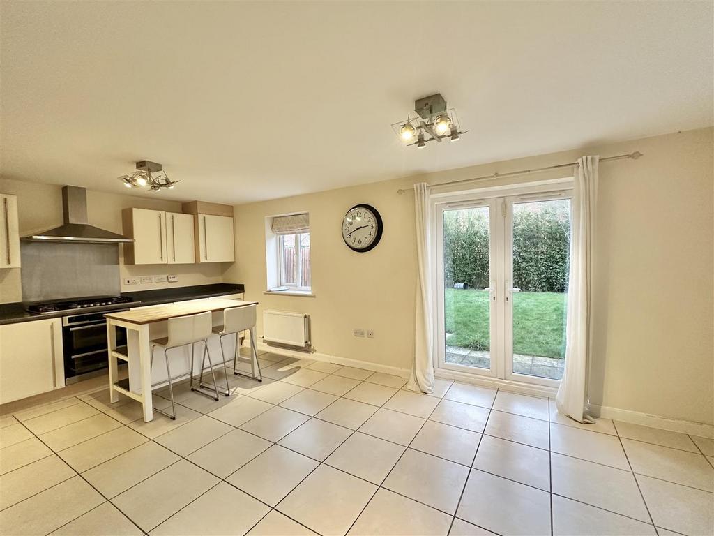 Kitchen/ Dining Room