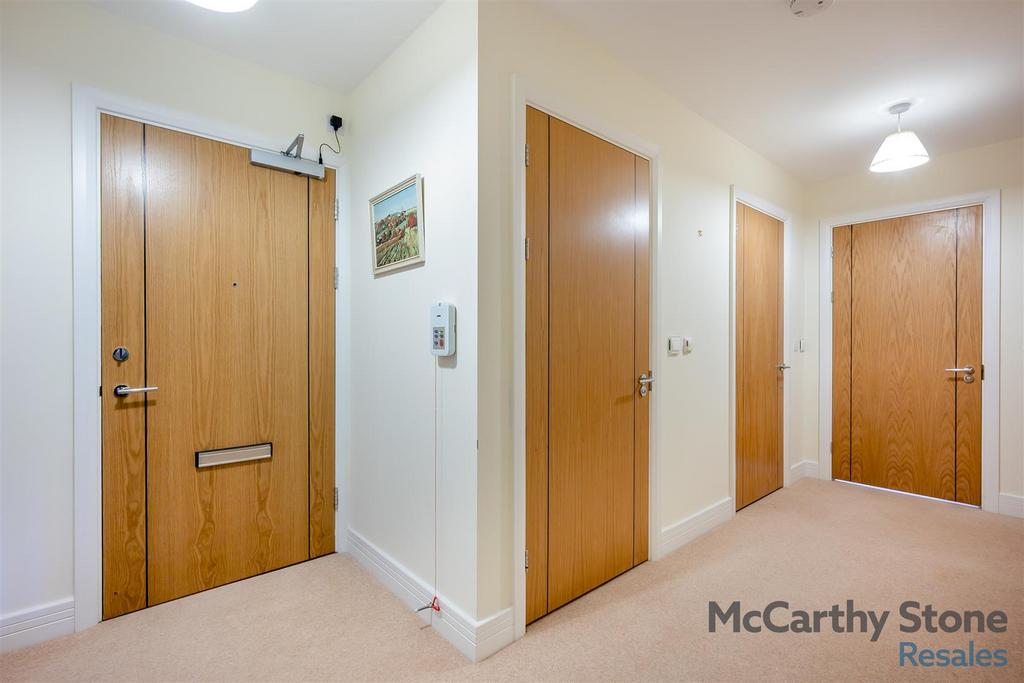 8633915-interior10.jpg