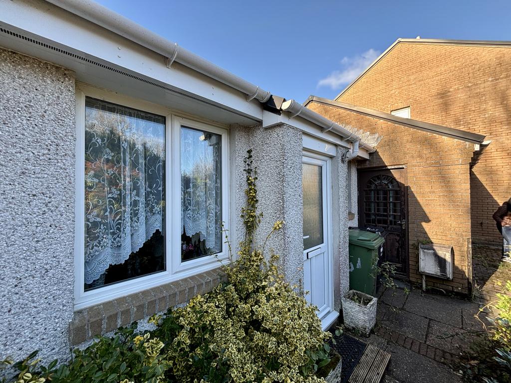 1 Bedroom Mid Terrace Bungalow for Sale