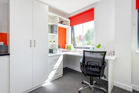 1 bedroom private hall to rent, Paris Street