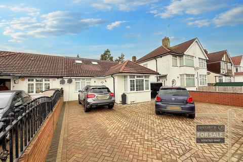 4 bedroom semi-detached bungalow for sale, Strathearn Avenue, HAYES UB3