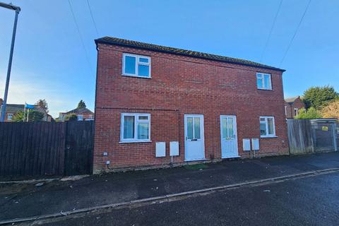 2 bedroom semi-detached house to rent, Chestnut Road, Wisbech