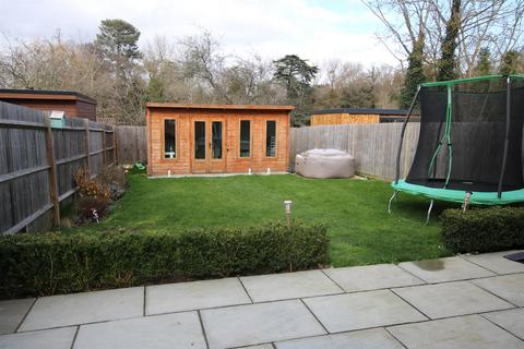 7 River Walk, Fetcham, Leatherhead, KT22 9FF
