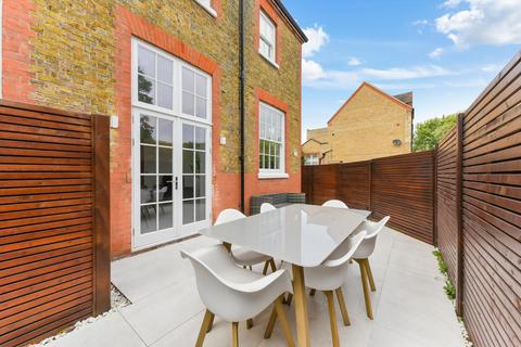 3 bedroom end of terrace house to rent, Takhar Mews, London, SW11