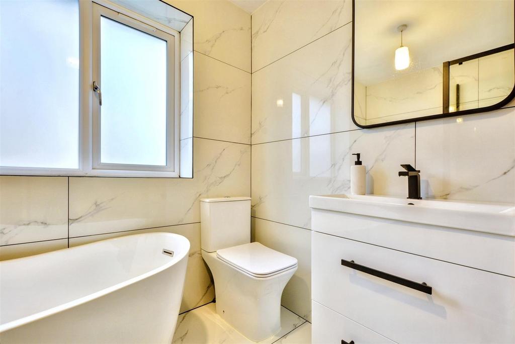 Bathroom 2.jpeg