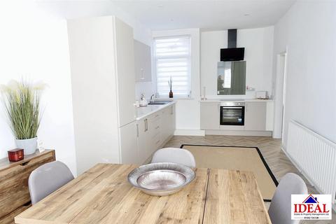 182 The Crescent, Woodlands, Doncaster, DN6 7RG