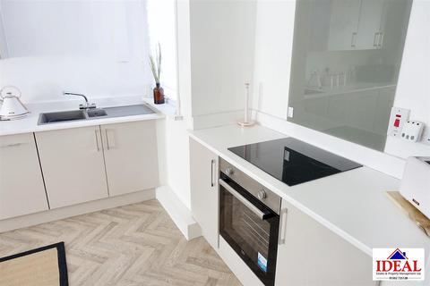 182 The Crescent, Woodlands, Doncaster, DN6 7RG