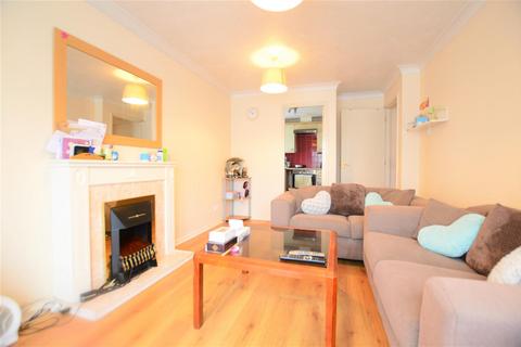 2 bedroom flat to rent, Baxter Close, Slough