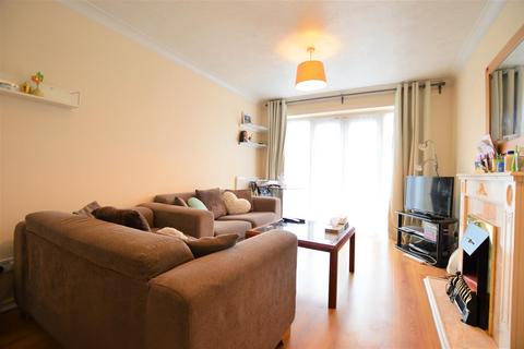 2 bedroom flat to rent, Baxter Close, Slough