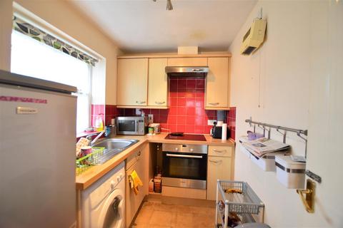 2 bedroom flat to rent, Baxter Close, Slough