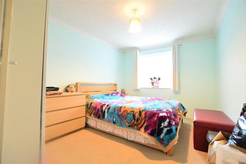 2 bedroom flat to rent, Baxter Close, Slough