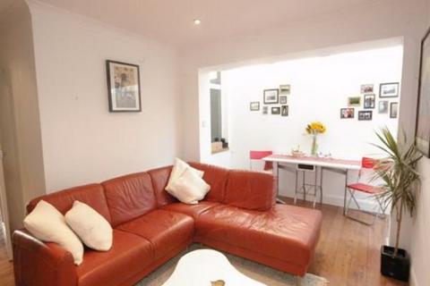 2 bedroom ground floor flat to rent, Crimsworth Road, Vauxhall SW8