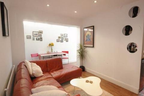 2 bedroom ground floor flat to rent, Crimsworth Road, Vauxhall SW8